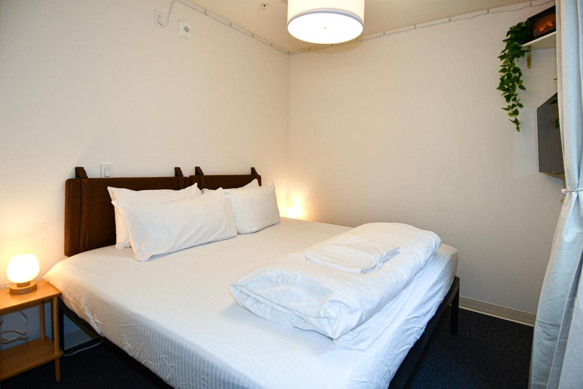 Cozy King Annex Building Across the Street Limited View Sideyard Room