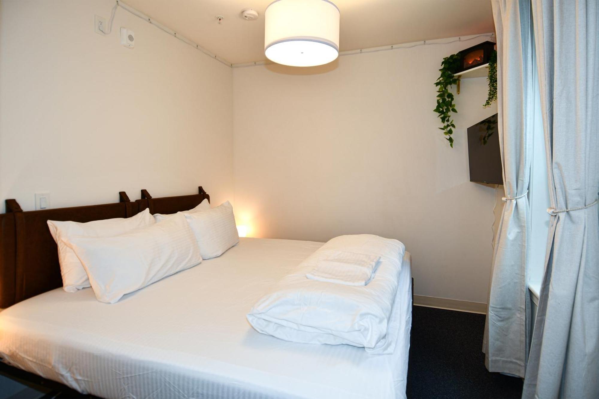 Cozy King Annex Building Across the Street Limited View Sideyard Room